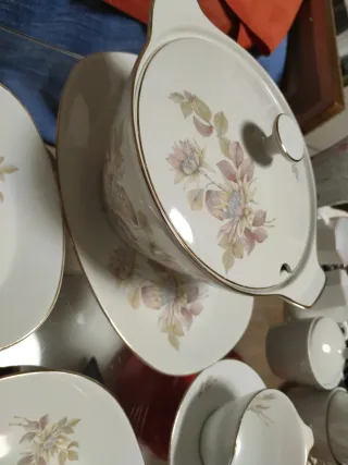 Lote vajilla porcelana: sopera, ensaladera, 4 fuen