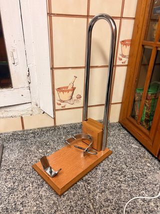 Jamonero de madera y metal