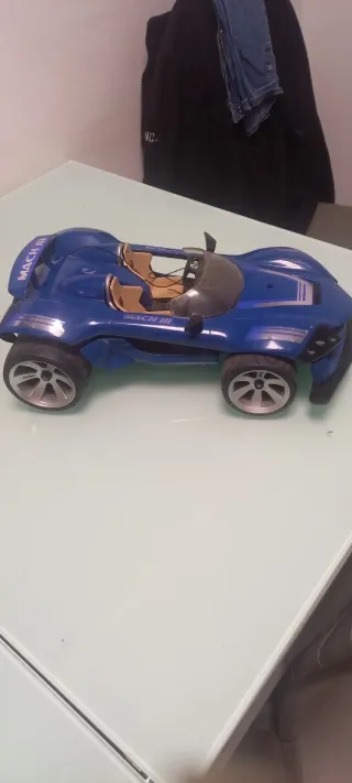Coche teledirigido tipo buggy azul