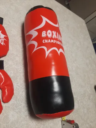 Sacco da boxe e guantoni gioco
