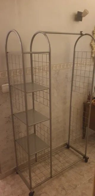 Perchero Metálico Gris con Ruedas