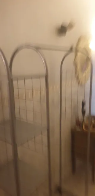 Perchero Metálico Gris con Ruedas