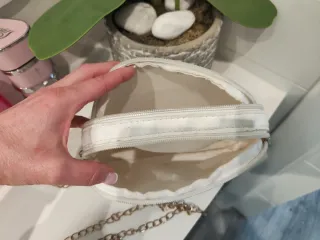 Bolso bandolera blanco Shein con cadena dorada