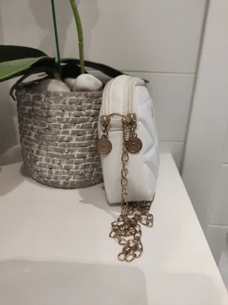 Bolso bandolera blanco Shein con cadena dorada