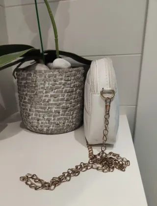 Bolso bandolera blanco Shein con cadena dorada