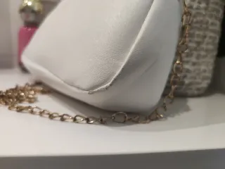 Bolso bandolera blanco Shein con cadena dorada
