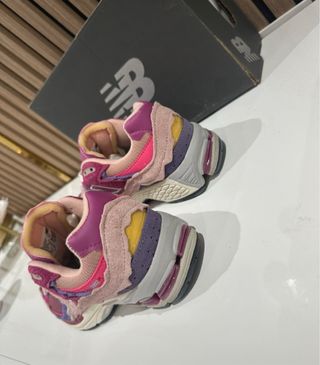 Zapatillas New Balance 2002r Rosa y Morado