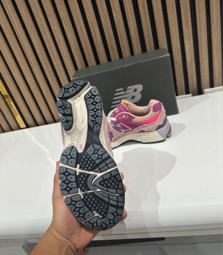 Zapatillas New Balance 2002r Rosa y Morado