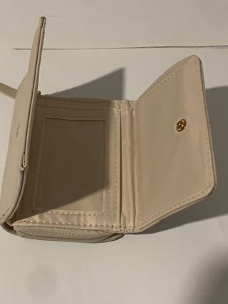 Cartera de mujer beige con logo L dorado