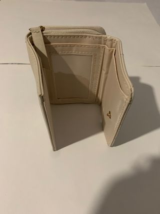 Cartera de mujer beige con logo L dorado