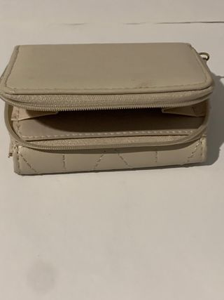 Cartera de mujer beige con logo L dorado