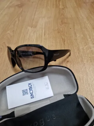 Gafas de sol Vogue negras y marrones