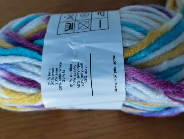 9 ovillos de lana multicolor