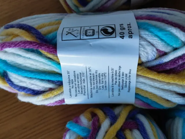 9 ovillos de lana multicolor