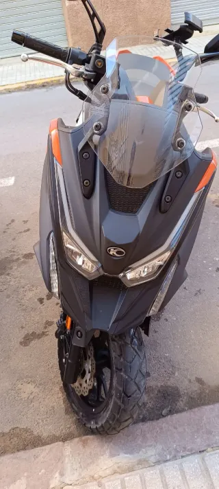 Moto Scooter Negra y Naranja,kymco dtx 360,125cc.