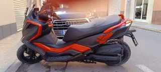 Moto Scooter Negra y Naranja,kymco dtx 360,125cc.