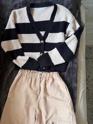 Conjunto cárdigan y pantalón cargo beige