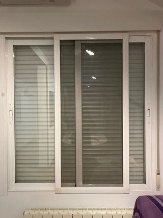 Ventana corredera blanca con mosquitera