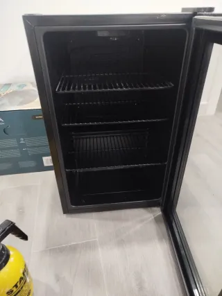 Nevera Klarstein 70L con puerta cristal y LED