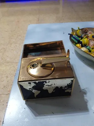 Mechero de mesa dorado mapa mundi