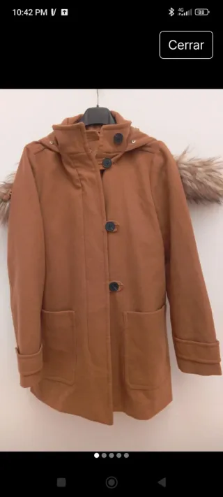 Chaqueta marrón con capucha y pelo