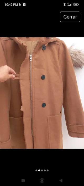 Chaqueta marrón con capucha y pelo