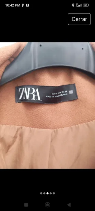 Chaqueta marrón con capucha y pelo