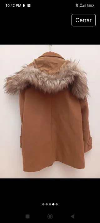 Chaqueta marrón con capucha y pelo