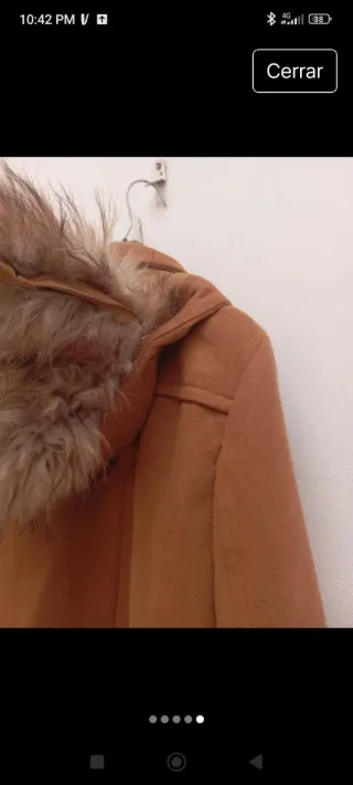 Chaqueta marrón con capucha y pelo