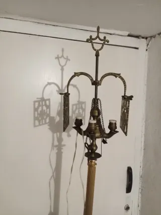 Lámpara de pie mármol y metal dorada