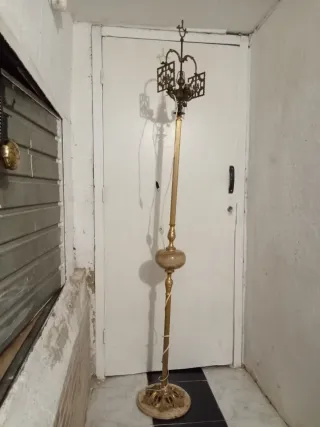 Lámpara de pie mármol y metal dorada