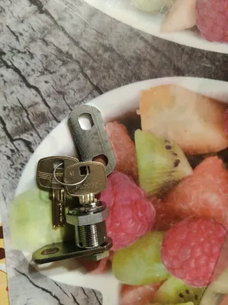 Cerradura y llaves para armario