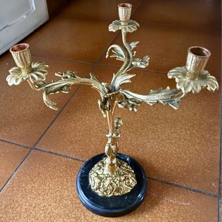 Candelabro de metal dorado y mármol negro