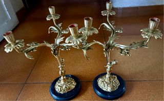 Candelabro de metal dorado y mármol negro