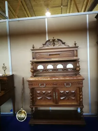 Mueble de madera y mármol