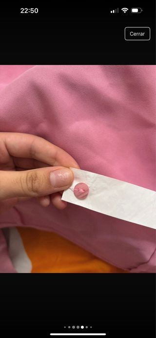 Camisa rosa satinada Con mancha marron