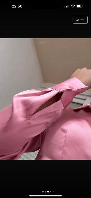 Camisa rosa satinada Con mancha marron