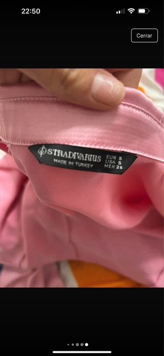 Camisa rosa satinada Con mancha marron