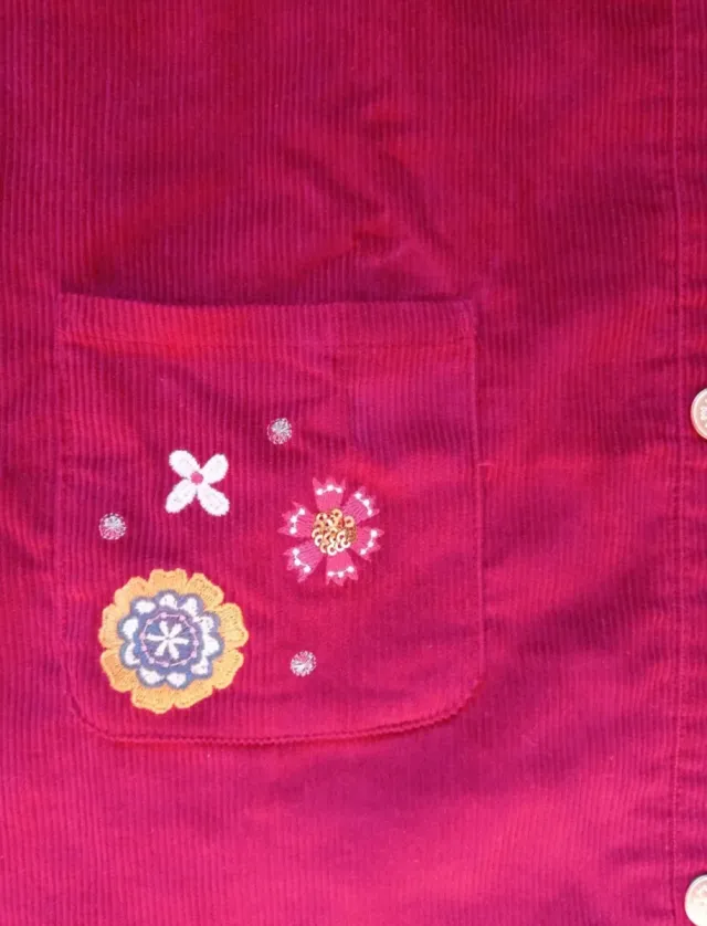 Peto de pana granate con bordados