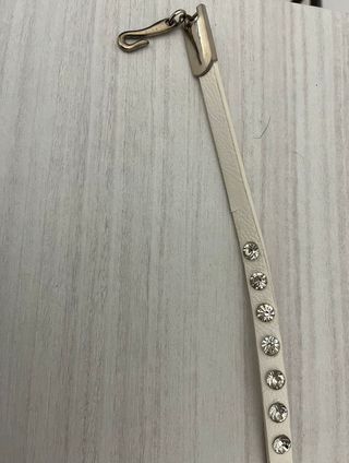 Cintura con borchie e ciondoli