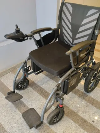 Silla de ruedas eléctrica negra y gris