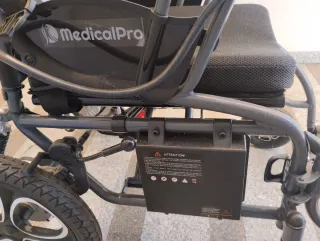 Silla de ruedas eléctrica negra y gris