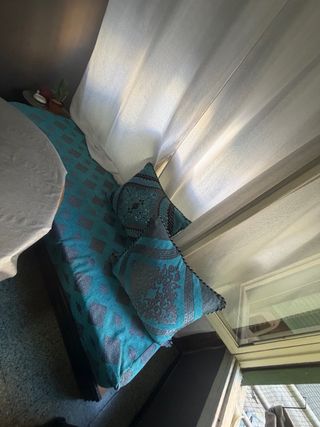 Salón Marroquí Tela , madera y mesa redonda