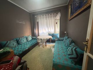 Salón Marroquí Tela , madera y mesa redonda