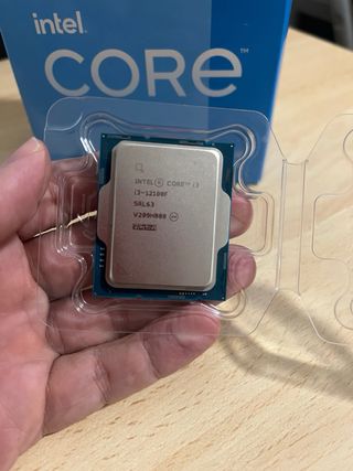 Intel Core i3 12100F con caja y disipador