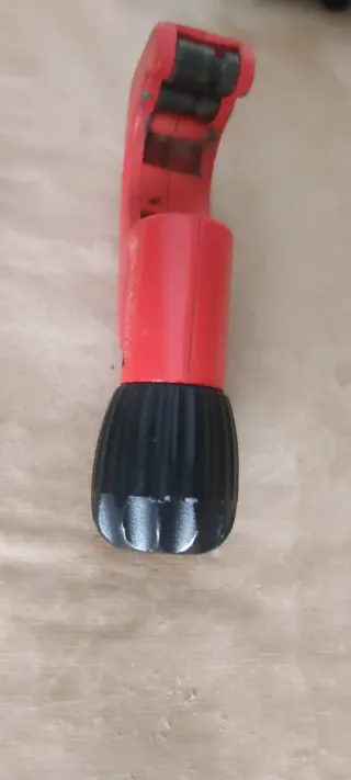 Cortatubos para cobre y plástico