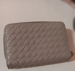 Monedero tejido gris
