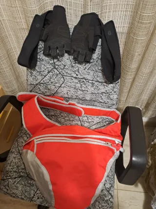 Mochila deportiva roja y gris