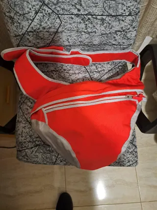 Mochila deportiva roja y gris