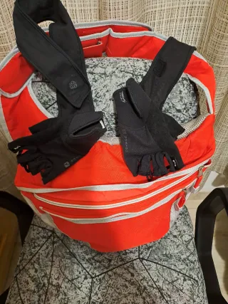 Mochila deportiva roja y gris